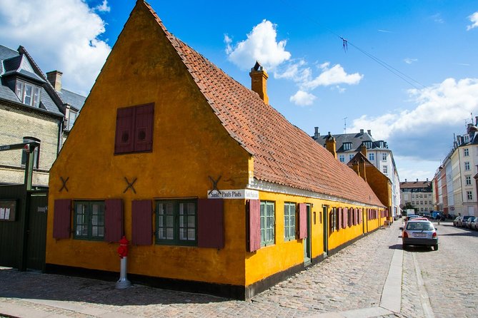 3h walking tour, small group max 10 people Copenhagen - Amagertorv: the central square that links old trade and modern shopping