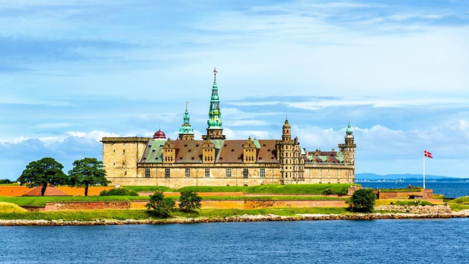 Castles of Kronborg and Frederiksborg from Copenhagen by Car - Audio guides: a helpful tool, but plan for friction