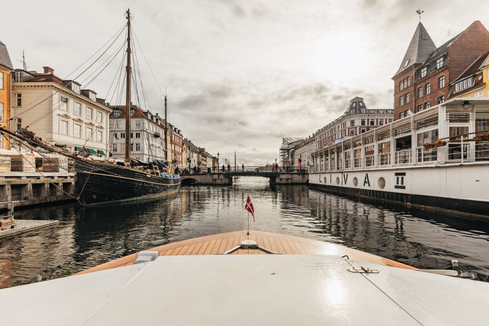 Copenhagen: Canal Cruise with Guide - The guide experience: stories, humor, and bridge safety