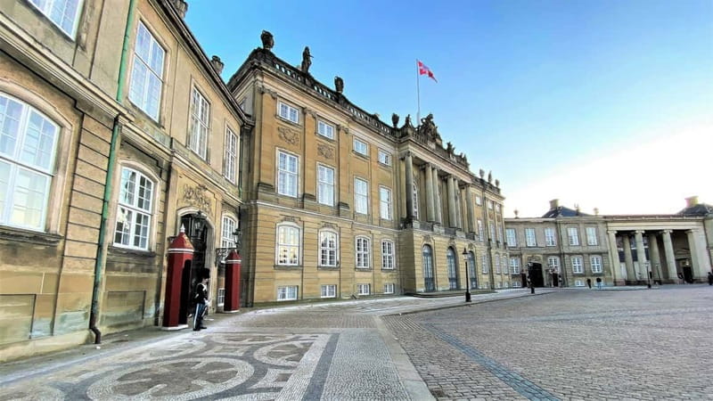 Copenhagen: Guided Bike Tour in French - Amalienborg Palace, Gefion Fountain, and the Little Mermaid Roll-by